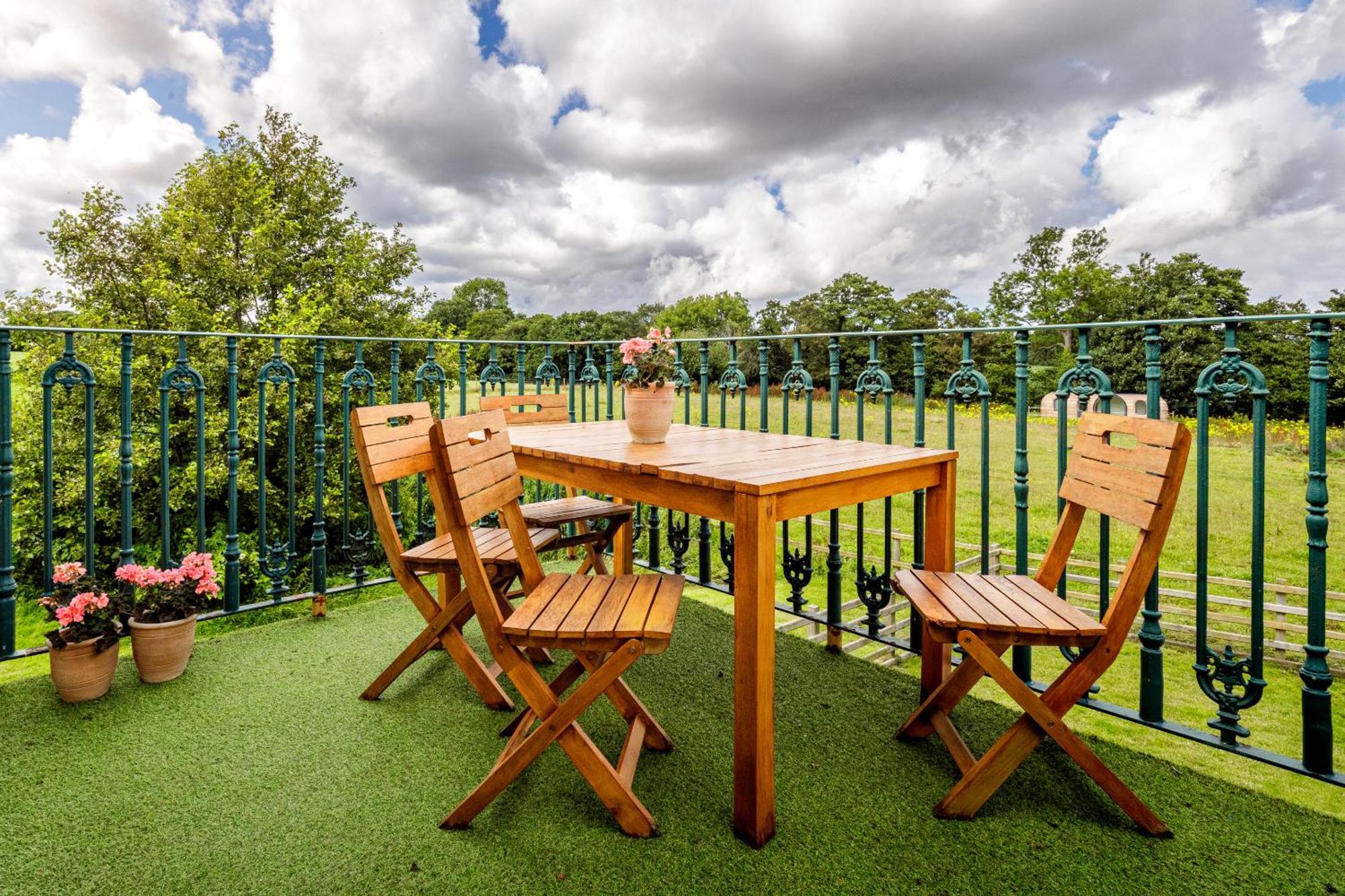 Oak Mead Villa Wrexham Room photo